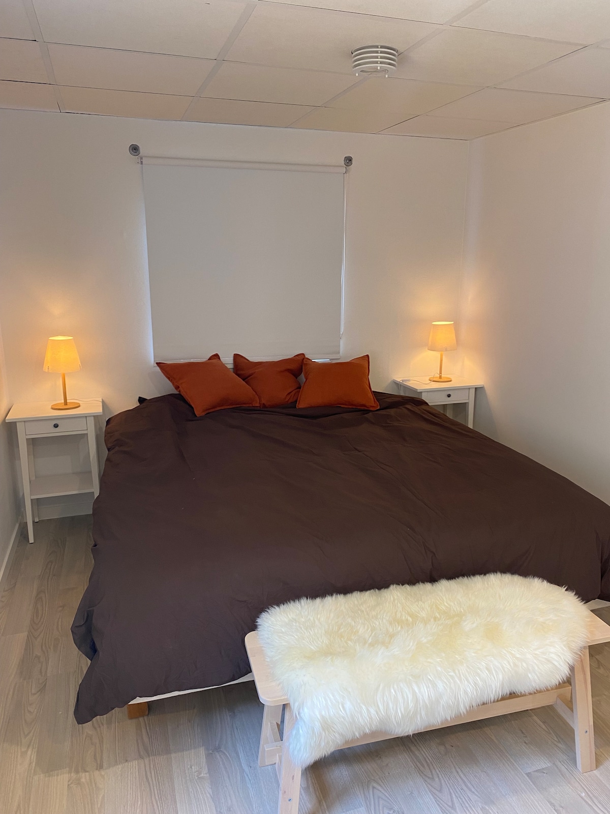 Луксузен брачен кревет (широк 150-179 см), завеси за затемнување