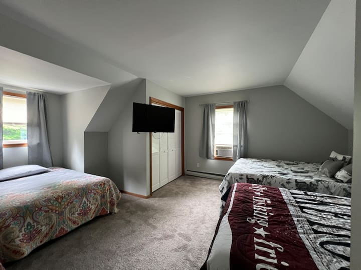 Chumba cha kulala cha 4- vitanda 2 vya kifalme, kitanda 1 cha ukubwa kamili. Inalala 5 , Smart TV na AC unit