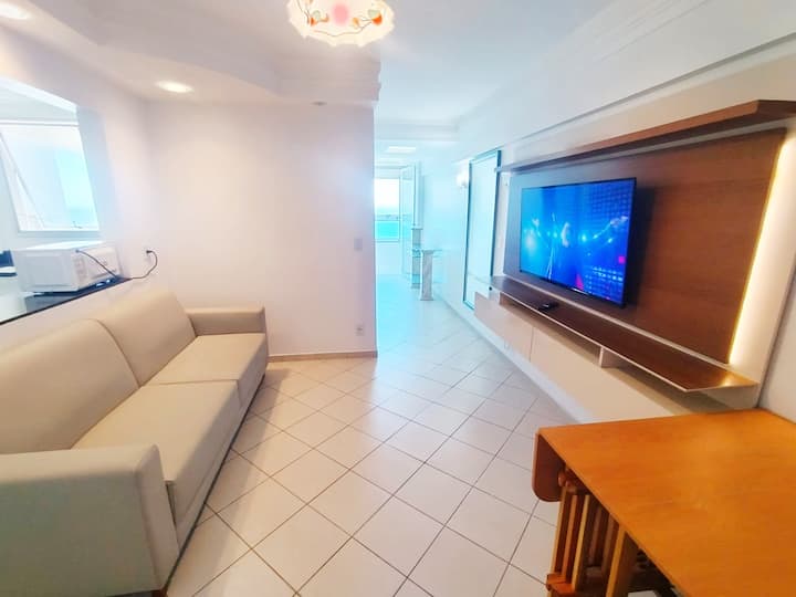 Дел од дневната соба. На крајот од ходникот кој води до балконот и спалната соба со поглед кон морето