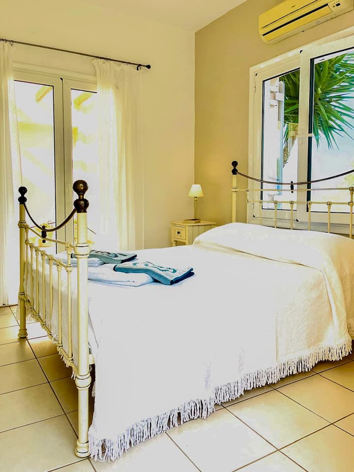 Სასტუმრო ოთახი - საძინებელი 3 აღჭურვილი საშხაპე ოთახით.