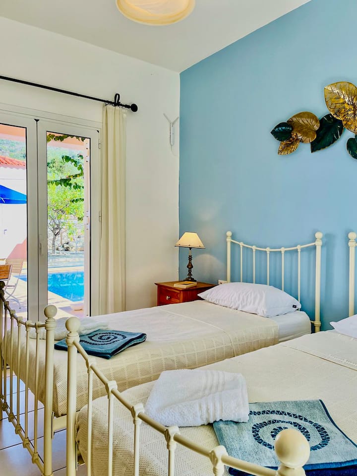 Საძინებელი 1 მიმდებარე საშხაპე ოთახით 