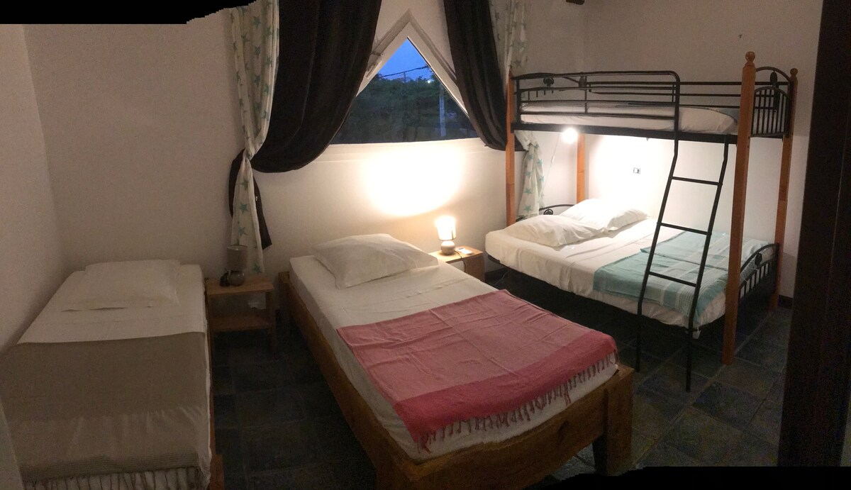 Sovrum 4: 5-sitsig sovsal
3x säng 90 cm + säng 140 cm
Luftkonditionerat med duschrum på landningsplatsen