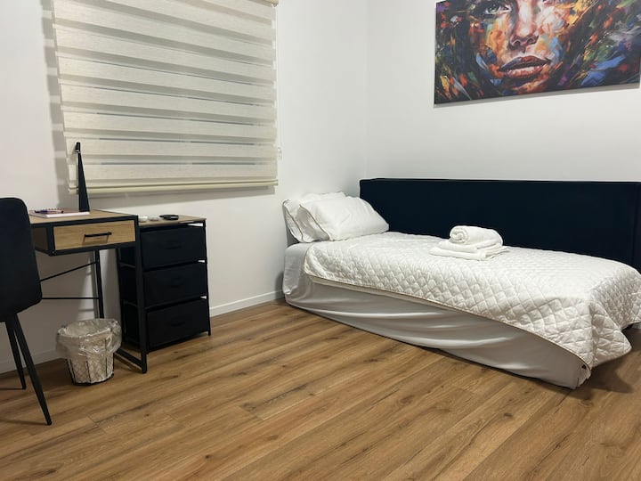 Druga spavaća soba može imati jedan ili dva jednokrevetna krevet ili jedan dvokrevetni krevet.
Osim toga, postoji veliki ormar i radni prostor