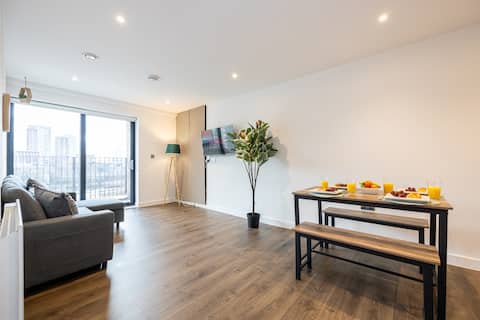 Top performing Airbnb: Canalside Apartment w/ Old Trafford Views, Near in Quays