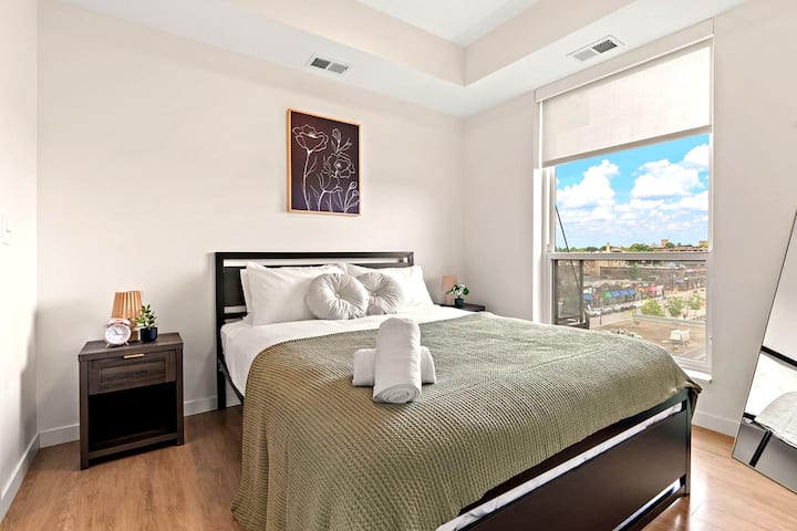 מזרן קווין-סייז יוקרתי עם כריות קווין-סייז ממולדת. 
עם טלוויזיה חכמה 55 אינץ'.