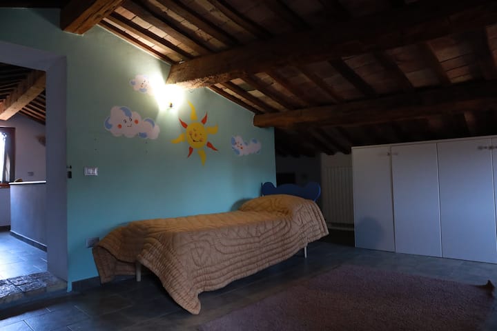 غرفة نوم كبيرة في الطابق الثاني، يمكن الوصول إليها عن طريق درج خشبي صلب مع درابزين. مجهزة بخزانة ملابس كبيرة ورف كتب وأريكة وطاولة بجانب السرير مع أدراج.