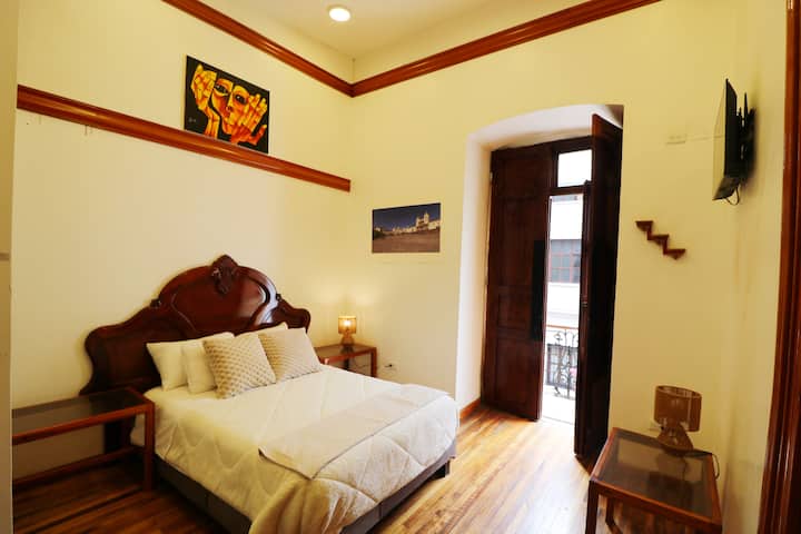 Добре дојдовте во вашето удобно место за одмор во хотелот Casa Mejia, кој се наоѓа во живописното срце на центарот на Кито. Шармантните соби нудат топла и привлечна атмосфера, совршена за опуштање по еден ден истражување на градот. 