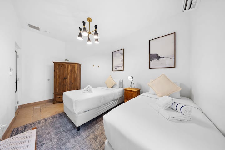 Sencillo, limpio y cómodo. Esta habitación doble tiene todo lo que necesitas para descansar bien: sábanas limpias, iluminación suave y un ambiente relajado.
