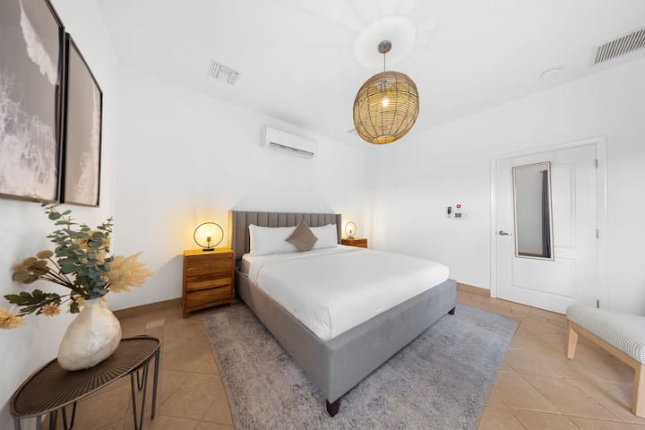 Sencillo, elegante y acogedor: este es el dormitorio principal, el lugar perfecto para relajarse después de un día bajo el sol. Desde la iluminación suave hasta la cómoda cama, todo te invita a relajarte y sentirte como en casa.