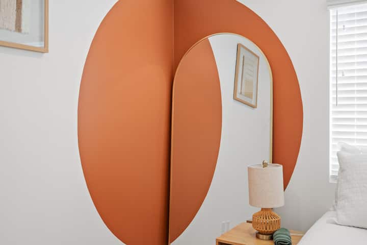 Სრულმეტრაჟიანი სარკე დამატებითი სტილისა და მოხერხებულობისთვის. 