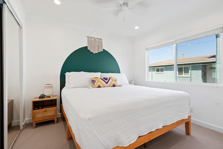 Ბოჰოს საძინებელი ძლიერი კედლის ხელოვნებით.