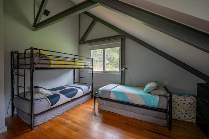 Kreveti na kat za jednu osobu i zasebni krevet za jednu osobu. madrace koji se nalaze ispod njega ako je potrebno.  