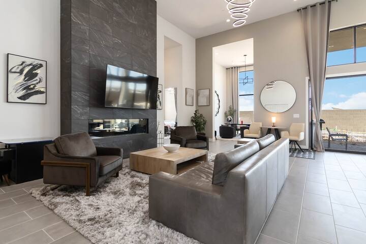 Summerlin Guard Gated Cul de Sac One Story Rambler gallery image 2