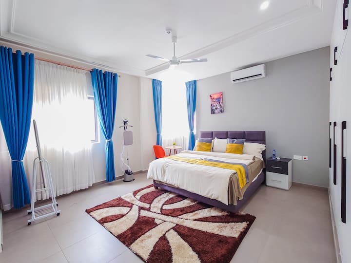 Vybavené pohodlnou manželskou posteľou, mäkkými vankúšmi, šatníkom na odkladanie a nočným stolíkom so stoličkou. Hostia si môžu vychutnať aj televízor na zábavu, čo z neho robí útulný a relaxačný priestor na oddych.