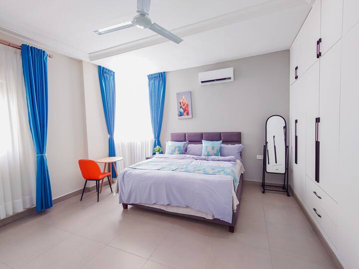 Vybavené pohodlnou manželskou posteľou, mäkkými vankúšmi, šatníkom na odkladanie a nočným stolíkom so stoličkou. Hostia si môžu vychutnať aj televízor na zábavu, čo z neho robí útulný a relaxačný priestor na oddych.