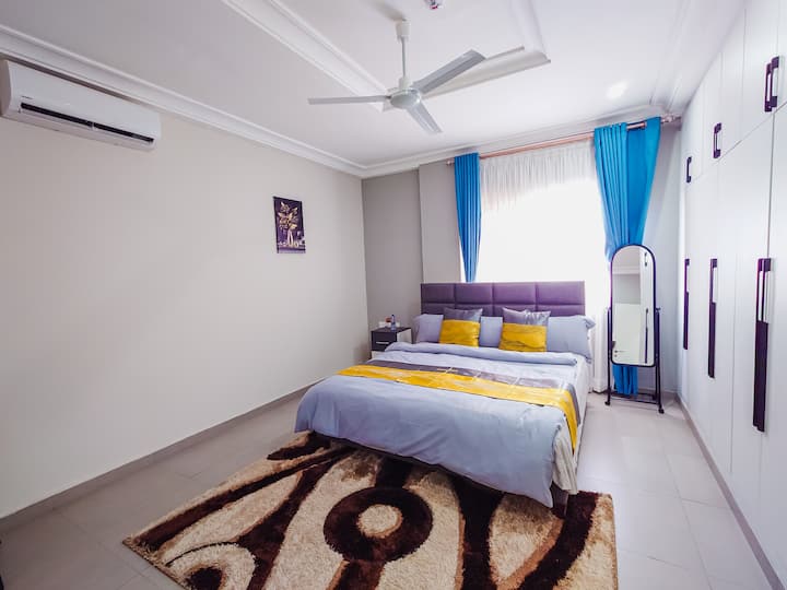 Amueblado con una cómoda cama tamaño queen, almohadas suaves, un armario para guardar y una mesita de noche con una silla. Los huéspedes también pueden disfrutar de una televisión para el entretenimiento, lo que lo convierte en un espacio acogedor y relajante para relajarse.