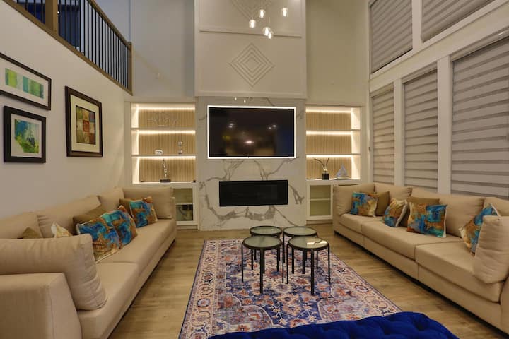 Modern & Cozy 4br Home In Surrey - Surrey