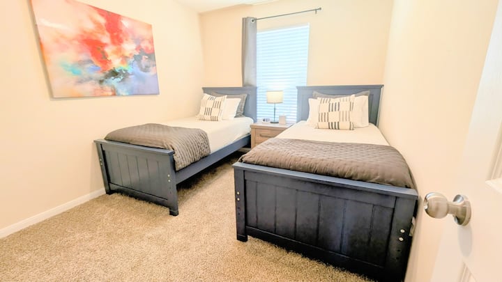 Spavaća soba nudi dva odvojena ležaja s udobnim madracima, mekanim jastucima, plahtama, dekama i prekrivačima za udobnost gostiju. Na raspolaganju su praktični priključci za punjenje, budilica, rolete i zavjese za zamračenje prostorije te stropni ventilator. 