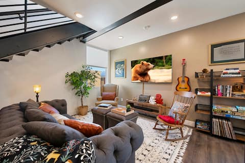 Successful Airbnb property: Gorgeous & Spacious Downtown Loft w/ Free Parking! in Central 9th