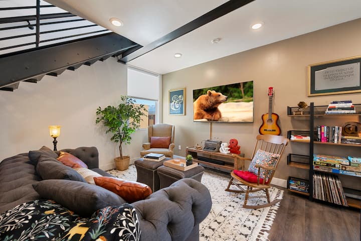 Stylish Downtown Loft W/large Rooms & Free Parking - Salt Lake City