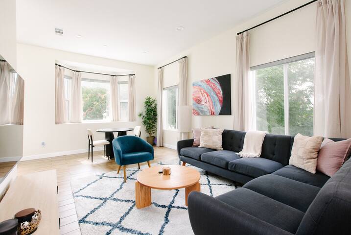 Hilltop Views! Large 5BR Home + Private Guesthouse gallery image 2