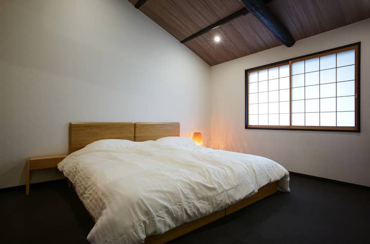 Овој кревет е обезбеден како брачен кревет со поврзување на два единечни кревета.