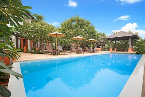 Six Hills – 5BR Garden Oasis, Perfect for Families