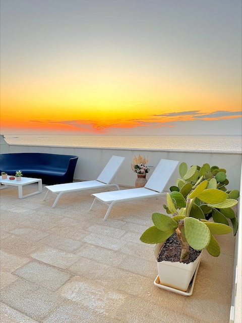 Rooftop 150sqm, large terrace overlooking the sea + parking