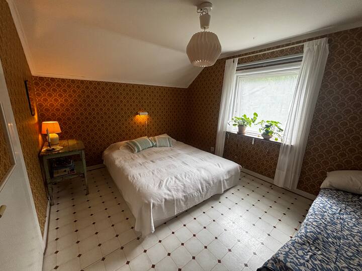 בחדר השינה למעלה יש מיטה זוגית ומיטת יחיד. יש גם מיטת ילדים קטנה יותר (80x160) לאנשים שצריכים. 