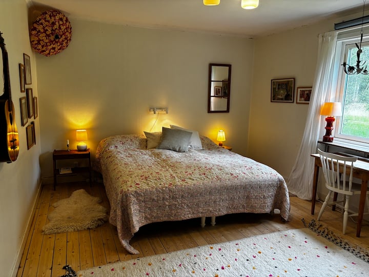 חדר השינה הראשי. חדר השינה המאוורר הזה, הסמוך למטבח ולסלון, ממוקם בצד הצפוני של הבית, ויש לו חלון עם רשת נגד יתושים, כך שבלילות תהיה טמפרטורה נהדרת לשינה. שינה טובה! 