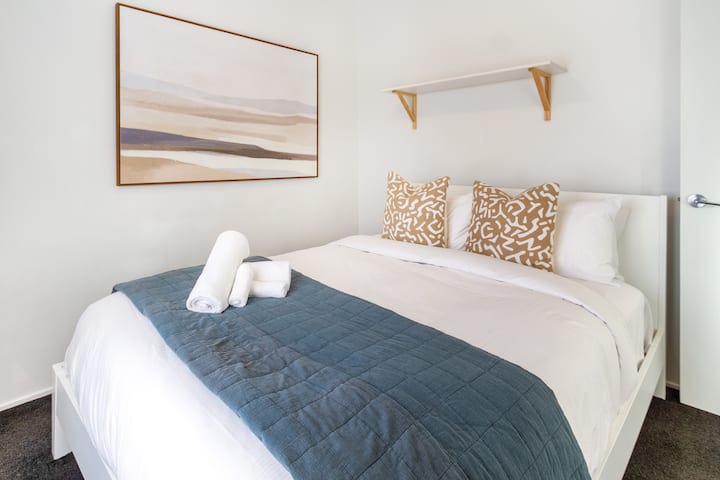 Cama queen size confortável com lençóis limpos e travesseiros macios.