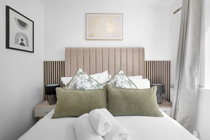 Dhoma e gjumit 2
Krevat dopio . Shtroja krevati. Ruajtja e rrobave. Artikujt bazë . Jastëkë dhe batanije shtesë. Varëse . Ngrohje . Hekur . Televizor inteligjent QLED