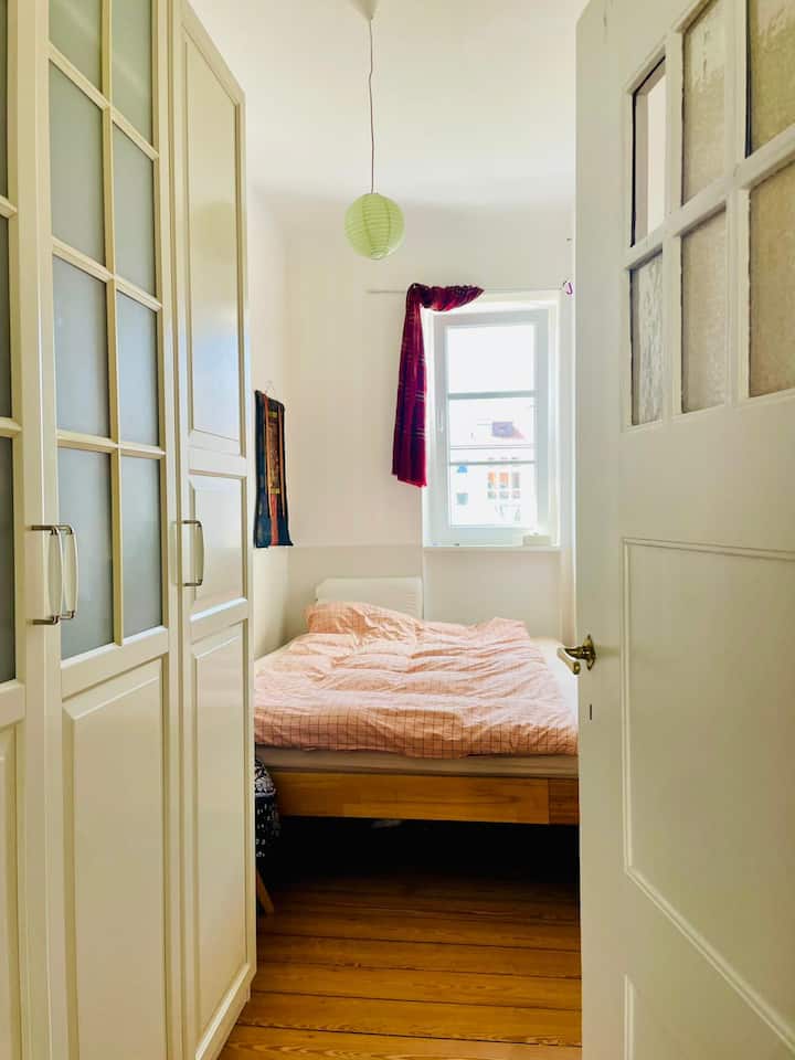 Svetlá, útulná spálňa s manželskou posteľou 160 x 200 m.