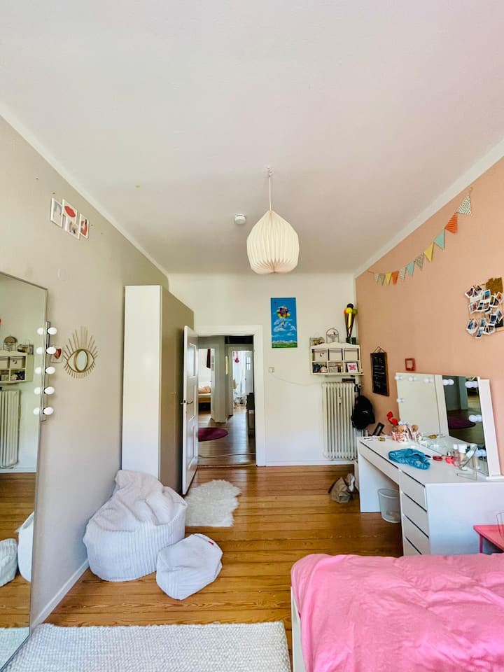 Svetlá, veľká spálňa s manželskou posteľou 140 x 200 m.