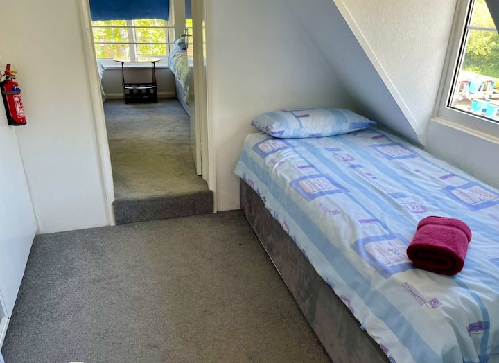 Ერთადგილიანი საძინებელი პატარა ორადგილიანი საძინებლის გვერდით