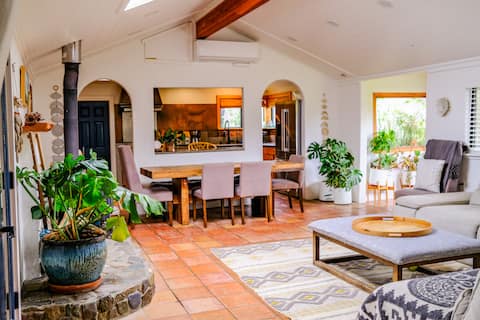 Coastal Artist Retreat~ Hot Tub~ EV Charger