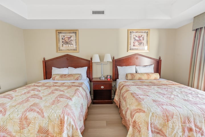 เตียงควีนไซส์ 2 เตียง ตู้ลิ้นชัก ตู้เสื้อผ้าแบบวอล์คอิน โต๊ะข้างเตียง ทีวี