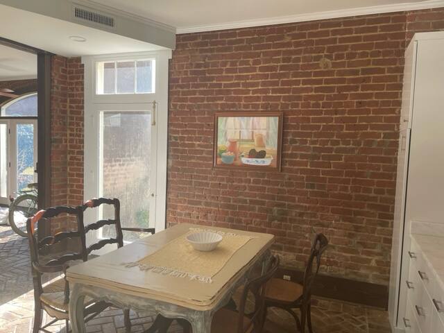 Spactacular Newly Renovated Carriage House gallery image 4