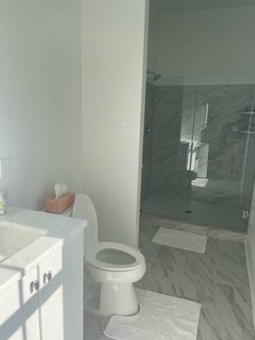 Spactacular Newly Renovated Carriage House gallery image 5