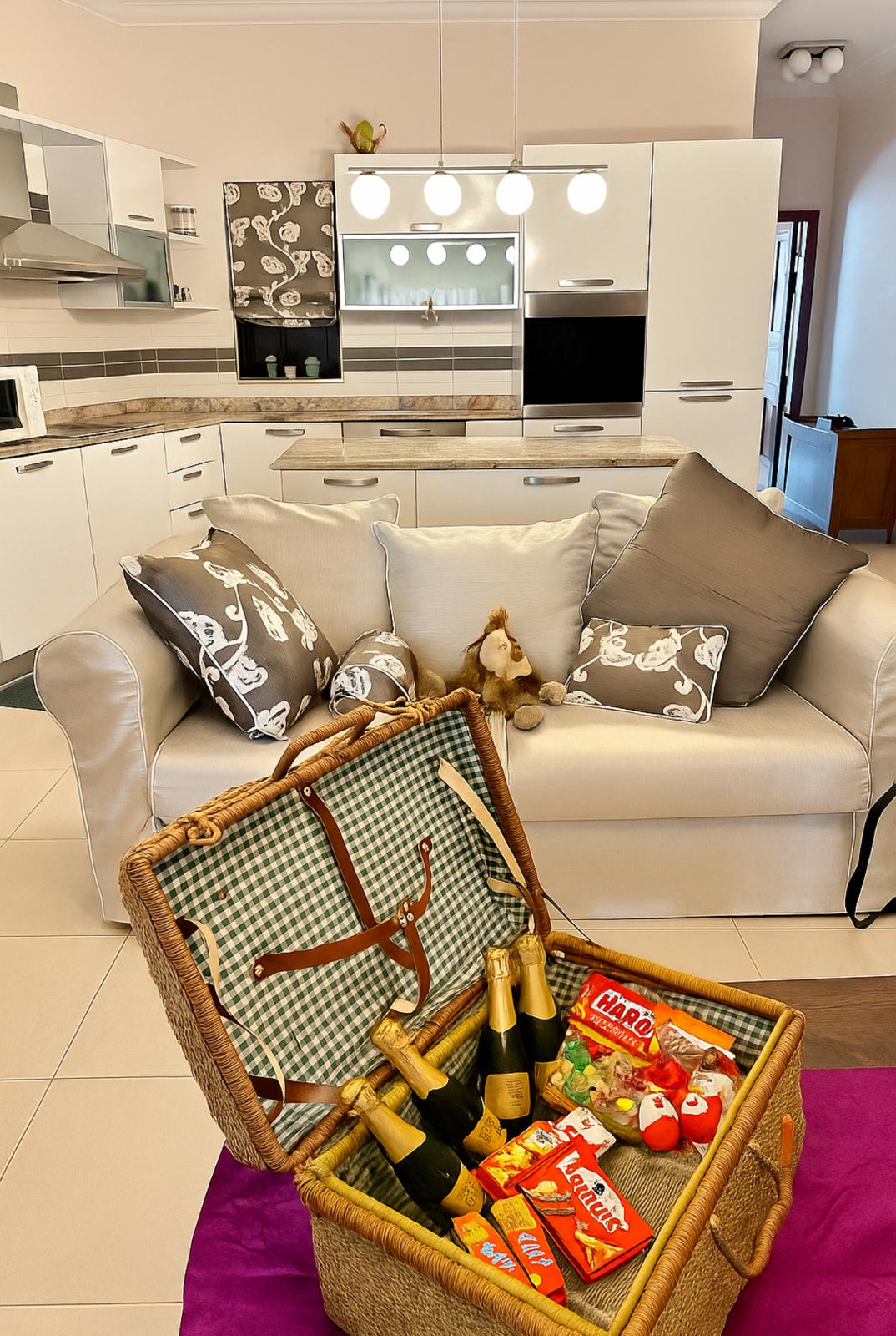 Sunlit 2BD Maisonette with Backyard