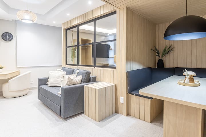 استفد من المساحة مع سرير أريكة مريح يوفر خيارات جلوس ونوم مريحة، وهو مثالي للأصدقاء أو العائلة الذين يزورونك في رحلة ريو.