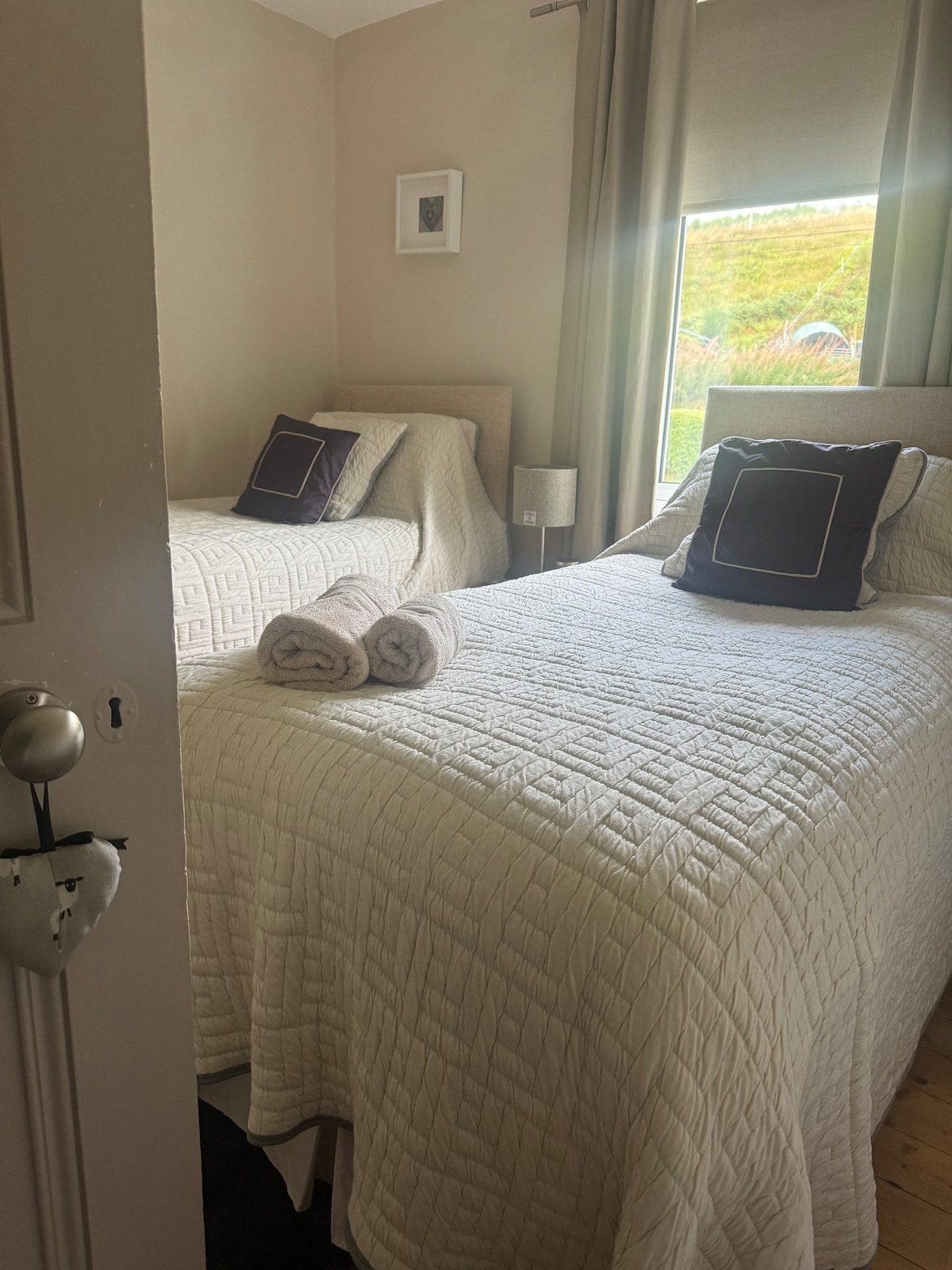 Მეორე საძინებლის კონფიგურაცია შესაძლებელია როგორც ორადგილიანი, ისე სუპერ დიდი საწოლების სახით.