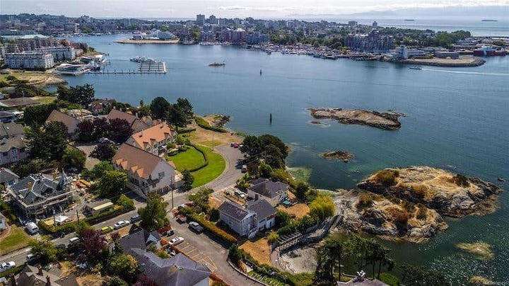 Waterfront 2-bedroom Stay - Victoria