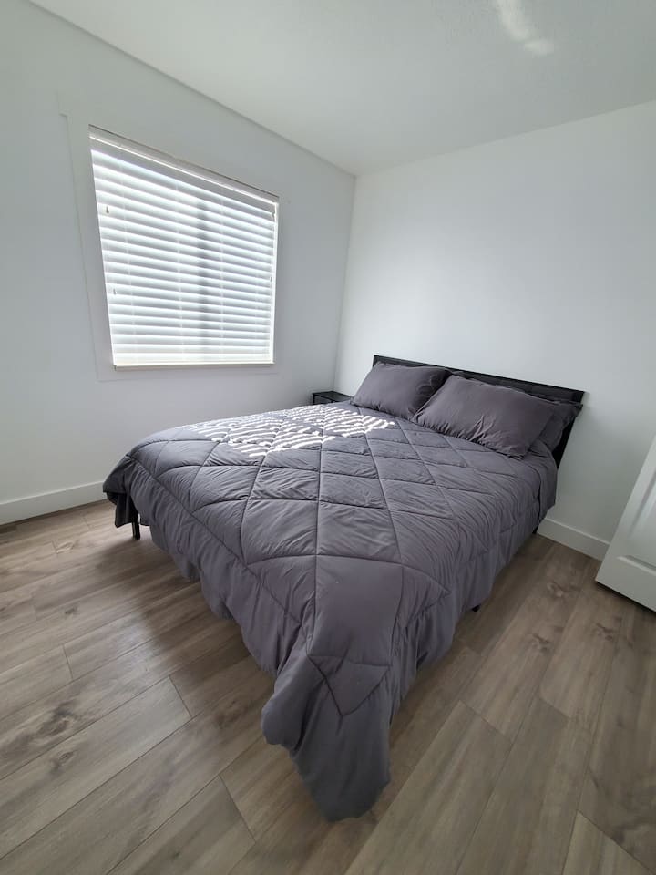 Telefoonoplader op bijzettafel. 