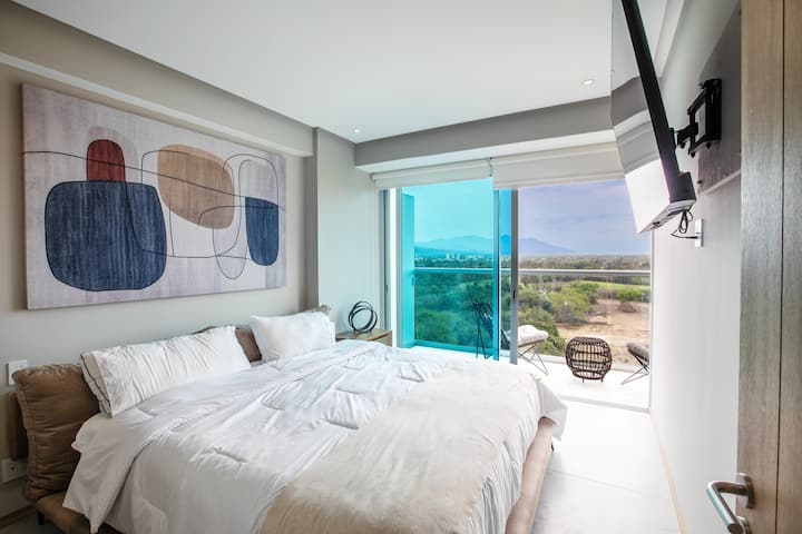 chambre avec lit king size, salle de bain privée et balcon