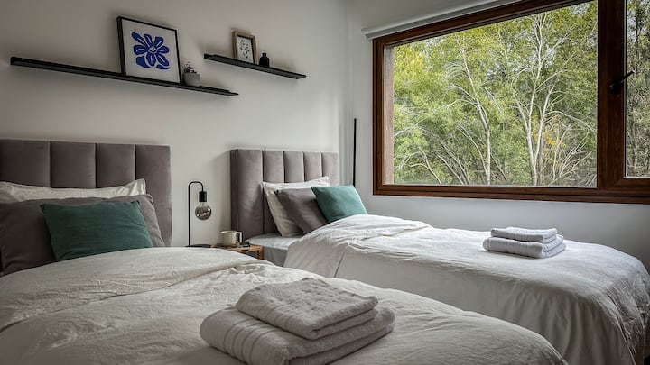 El segundo dormitorio se puede configurar con una cama tamaño king (200x200 cm) o dos camas separadas (100x200 cm). Ropa de cama 100% algodón.