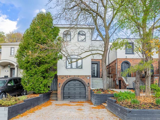 Elegant & Modern 4-Bedroom Retreat in Forest Hill