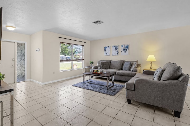 Venice Oasis; Heated Pool, Fast Wi-fi & Pets Ok! - Venice, FL