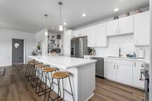 Relaxed Island Living | Parking, Workspace, AC, WD