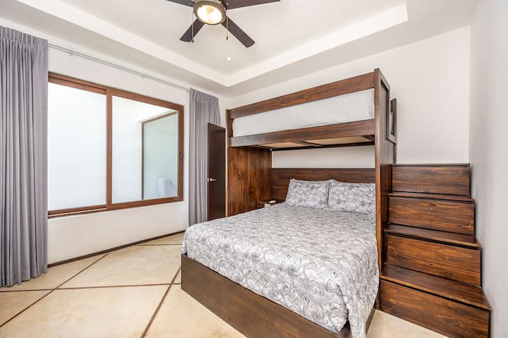 Una elegante habitación con literas diseñada para la comodidad y la diversión, perfecta para niños o amigos.